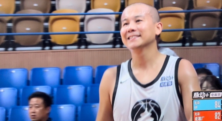 kaiyun-曹芳独揽34+5+5+4难救主，末节奋力追分仍不敌围攻止步四强