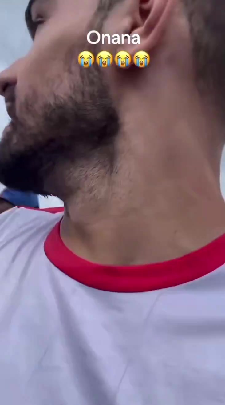 开云官网-正在气头上😤奥纳纳输球后郁闷离场，球迷要合影遭粗暴推开